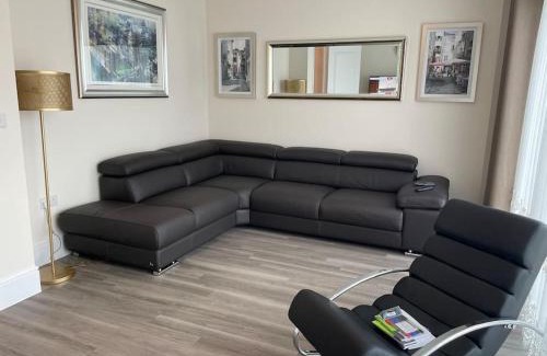 Ebbsfleet Valley House | MODERN 4 BEDROOM HOUSE WITH GARDEN & PARKING