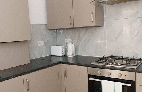 Harehills House | Modern 4 Bedroom house sleeps 10 people in Leeds