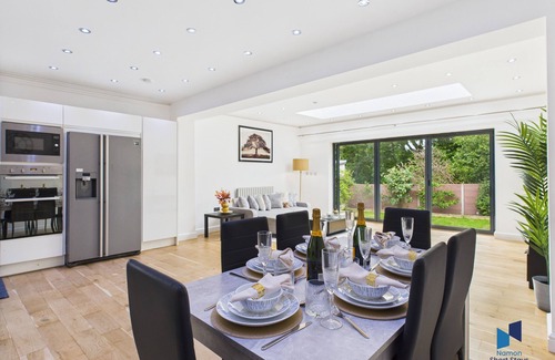 Coulsdon West House | Modern 4 Bedroom Spacious House with Garden and Free Parking