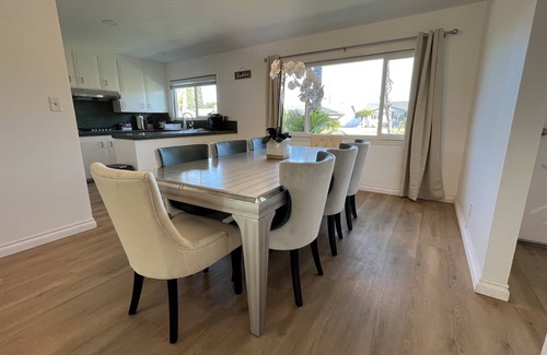 Thousand Oaks House | Modern 4 King Beds/Beauty Large yard/Golf/WFH/Long Stay/WIFI/FWY/25mins to Beach