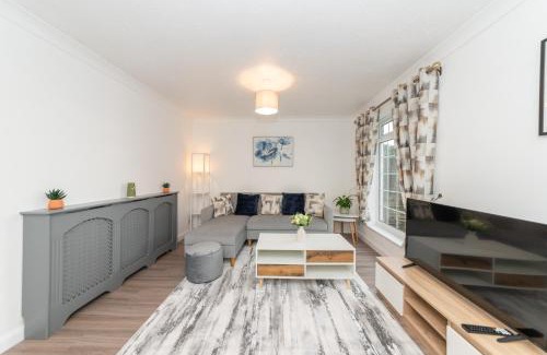 Reading Apartment | Modern 4Bedroom House Bath Road Reading