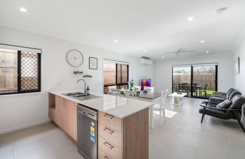 Ripley House | Modern 4BR Family Home in Quiet Ripley Location