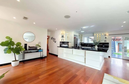 West Los Angeles House | Modern 4BR Gem Near Beverly Hills By Allevo Homes
