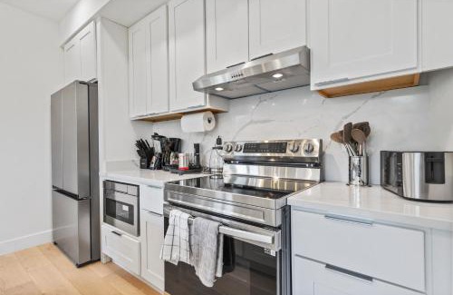 Southeast Apartment | Modern 5-Bedroom Apartment with Rooftop & Garden in Capitol Hill
