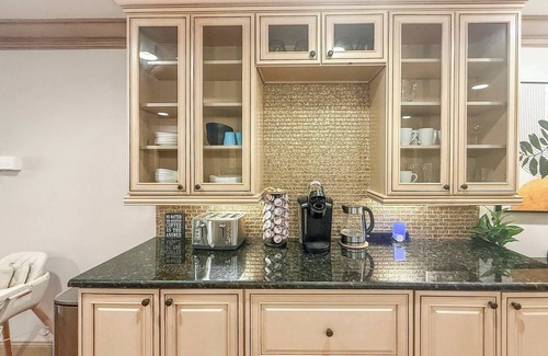 Southwark House | Modern 5BR Getaway | Gym & Hot Tub | Sleeps 24