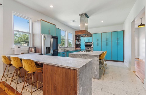 Broadmoor House | Modern 6-bedroom house with off street parking and 5 minutes from city center