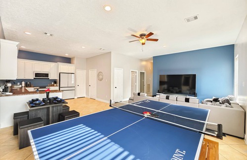 Northeast Houston House | Modern 6 Bedroom House with Tons of Games, BBQ, 2 85" TVs and Surround Sound!
