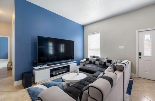 Cloverleaf House | Modern 6 Bedroom with Tons of Games