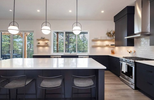 East Kootenay Cabin | Modern, 7 bedroom all-season cabin on Lake Koocanusa