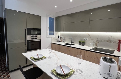 L'Antiga Esquerra de l'Eixample Apartment | Modern Amenities, Antique Charm in the Upscale Eixample district