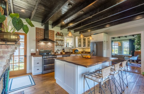 Fort Monmouth Cottage | Modern Americana Cottage with Vintage Vibe - Riverview & Beach 1.5m