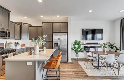 Salem Apartment | Modern and Bright Townhome with Game Room in S Salem
