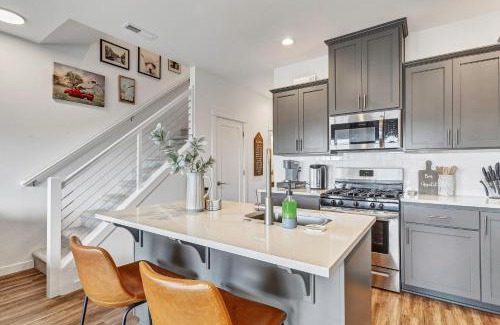 Salem Apartment | Modern and Bright Townhome with Game Room in S Salem