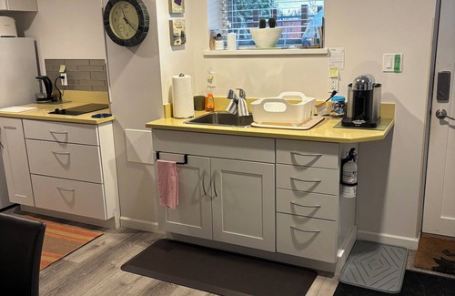 Brentwood Bay House | Modern and clean 1 BR suite 5 minutes from Butchart Gardens