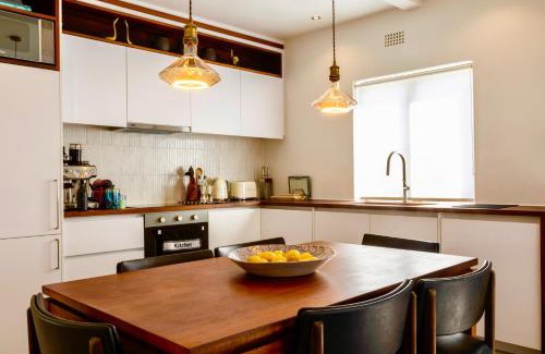 Sea Point Apartment | Modern and cozy 2-bedroom with AC, pool and gym!