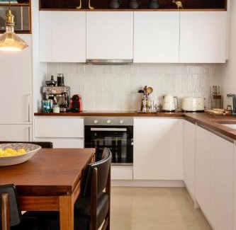 Sea Point Apartment | Modern and cozy 2-bedroom with AC, pool and gym!