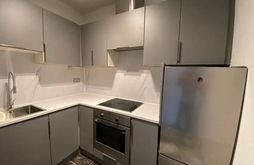 Roscoe Apartment | Modern and Spacious No. 6 - sleeps 6 - free parking