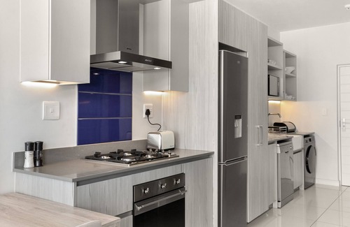 Greater Johannesburg Metropolitan Area Apartment | Modern And Trendy 1 Bed Across From Rosebank Mall