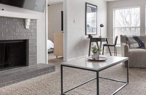 Chesterfield Apartment | Modern Apartment in Prime Location (ID8033)