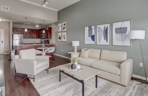 I-435 West KC-KS Apartment | Modern Apartment in Prime Location (ID9965X67)