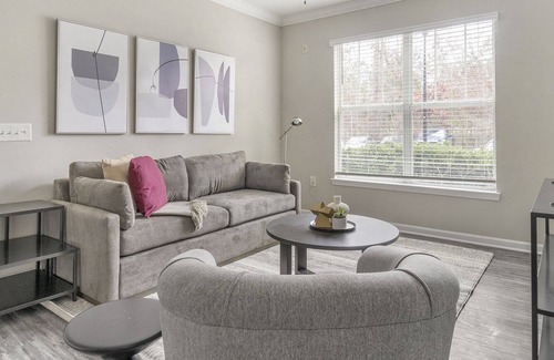 Raleigh Apartment | Modern Apartment in Prime Location (ID1210X206)