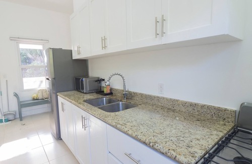 Antoneys Cay Condo | Modern Apartment in West End