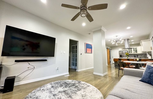 Edgewater Apartment | Modern Apartment on Quiet Street in Andersonville