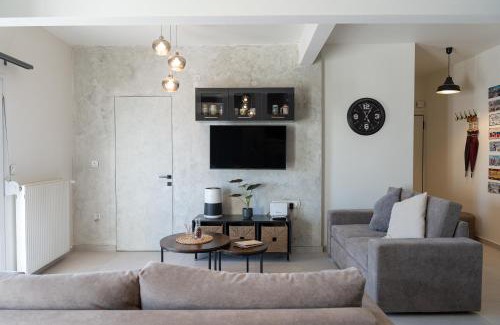 Vardaris Apartment | Modern Apartment with Large Balcony & City Views Central Thessaloniki