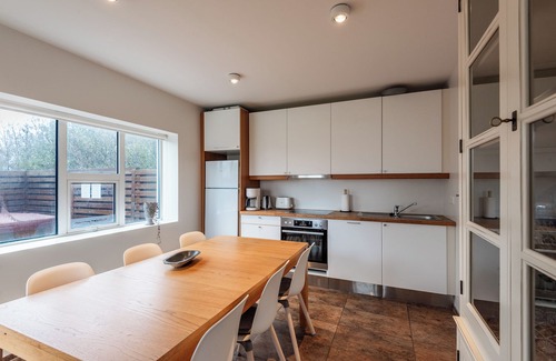 Stokkseyri Apartment | Modern Apartment with contemporary art & hot tub