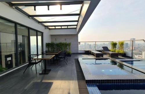 Chamkar Mon Apartment | Modern Apartment with Rooftop Pool & Gym