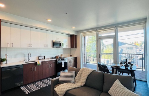 Eastlake Apartment | Modern Apartments w/Rooftop Lounge by Lake Union