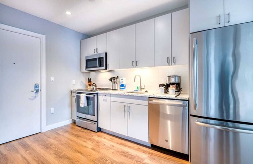 Seaport District Apartment | Modern Apt with Water Views and Gym