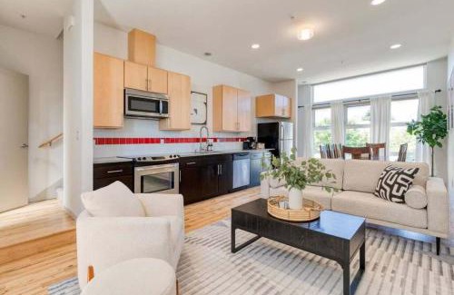 Loyal Heights Apartment | Modern Ballard Townhome with Rooftop Views