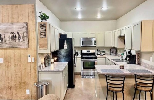 Bonnieville House | Modern Barndomanium on beautiful farm! 4 R -2.5 B