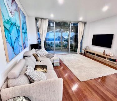 Bellevue Hill House | Modern Beachside Suite-Just Steps from Bondi Beach
