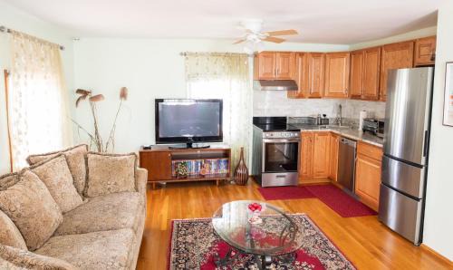 West Roxbury Apartment | Modern Beautiful Apartment-5 Beds-Full Kitchen-Parking-Super Clean-Great for Groups