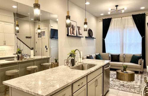 Hadley - Washington House | Modern & Bright Townhouse 26th Ave