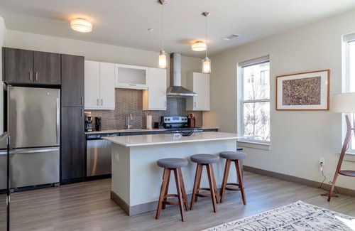 Burlington Apartment | Modern Burlington 2BR w/Gym & W/D, nr Dining & Shops, by Blueground
