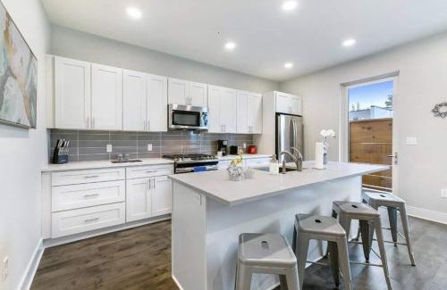 New Orleans House | Modern Bywater Condo Pool & Gym