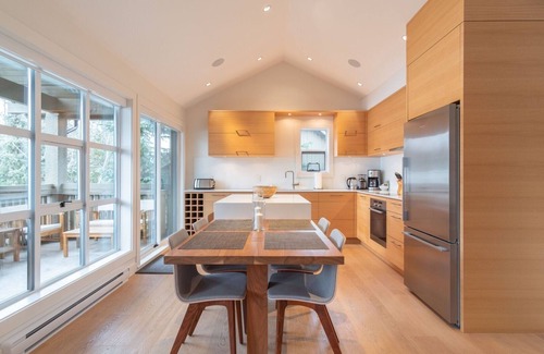 Upper Village Condo | Modern cabin | Close to Lost Lake | BBQ | Hot tub