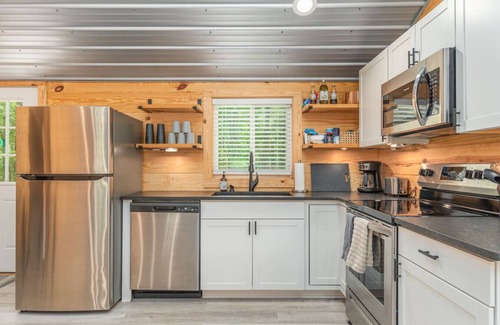 Travelers Rest Cabin | Modern Cabin in the Woods with Hot Tub