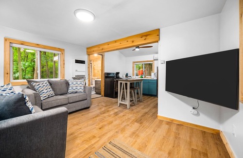 Mayfield Cabin | Modern Cabin on Arbutus Lake w/Pontoon Rentals