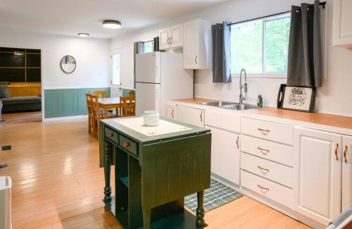 Mississippi Mills House | Modern Cabin Retreat with Patio & Outdoor Firepit