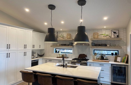 East Kootenay House | Modern Cabin Sleeps 8-12 - "The Gathering Place" Pet Friendly & All Season