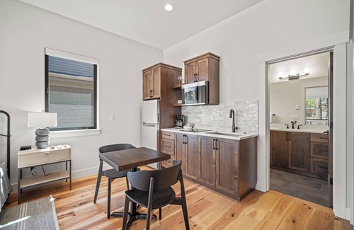 Sunriver Cabin | Modern Caldera Home with A/C, Hot Tub & Outdoor Patio