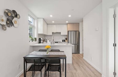 Surrey Apartment | Modern Central 1BR condo, Surrey