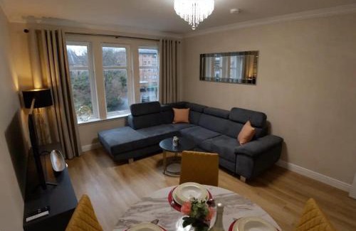 Tollcross Apartment | Modern Central 2 King Size Bed Flat Free Parking