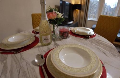 Tollcross Apartment | Modern Central 2 King Size Bed Flat Free Parking
