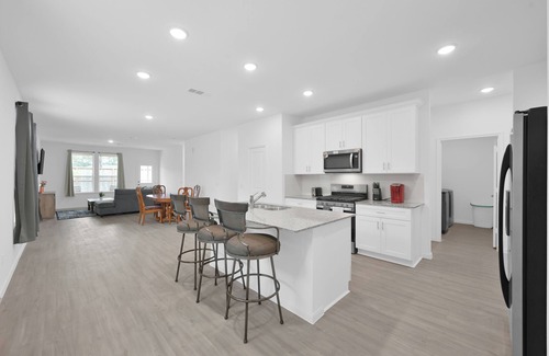 Conroe House | Modern Central 5 Bdrm Home W/Fenced Backyard