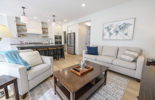 Clairmont House | Modern Charm | Full House + AC | 2 Smart TVs